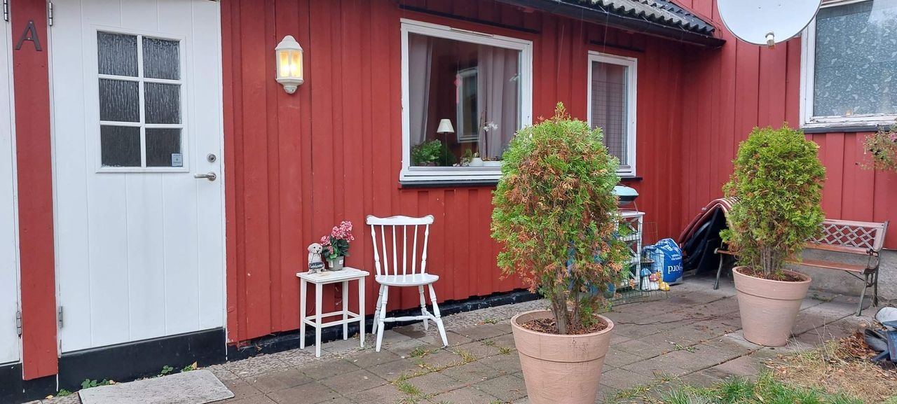 Inngangsdør mot øst og privat uteplass